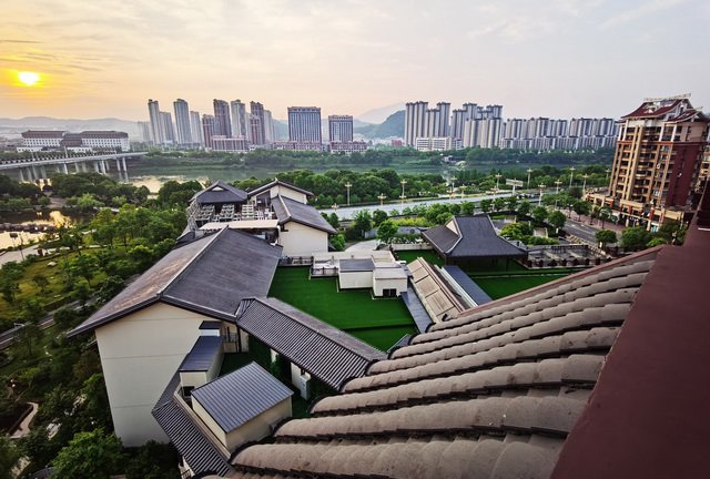当前，县域经济已深度融入国家战略体系。图为福建一个县级城市景观。摄影/章轲