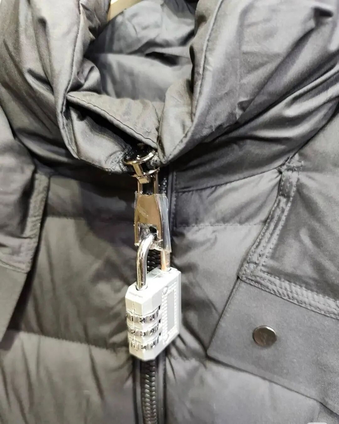 商家在羽绒服上挂密码锁。来源：封面新闻