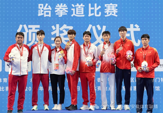 刁李星君（左4）在跆拳道男子68公斤级赛后合影。