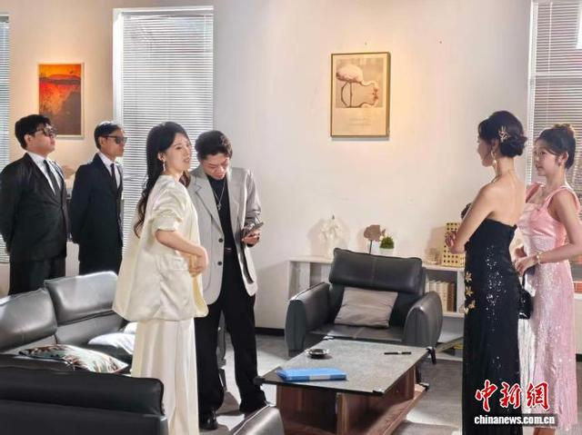 长沙县的AD片场，剧组正在拍摄短剧。中新网记者 唐小晴 摄