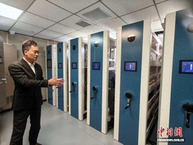 宏瑞文博董事长徐武洪介绍文物储藏柜。中新网记者 唐小晴 摄