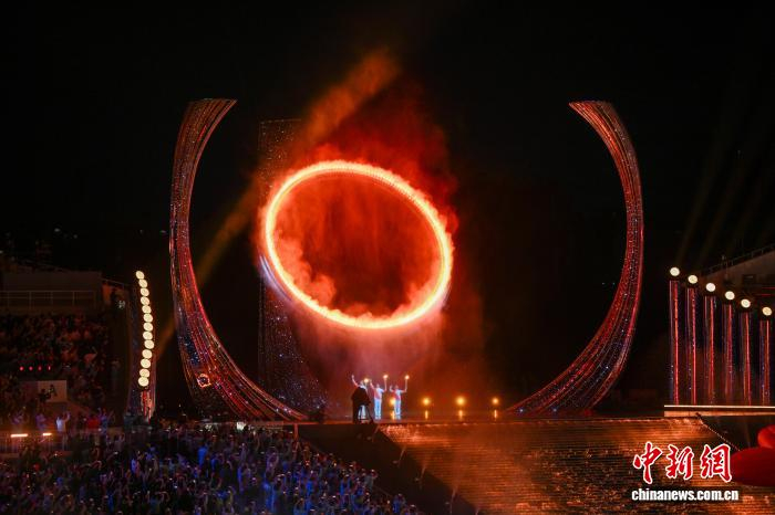 11月9日晚，第十五届全国运动会开幕式在广东奥林匹克体育中心举行。图为主火炬被点燃。中新社记者 陈骥旻 摄