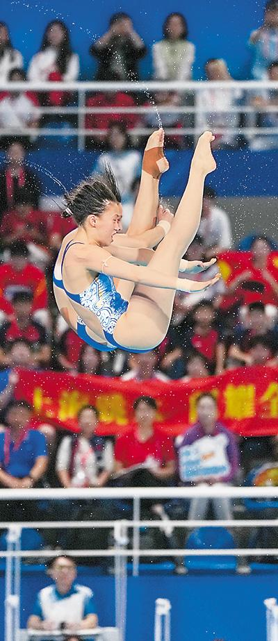 上海队组合陈芋汐/掌敏洁在跳水女子双人10米跳台决赛中。新华社记者 晋美多吉摄