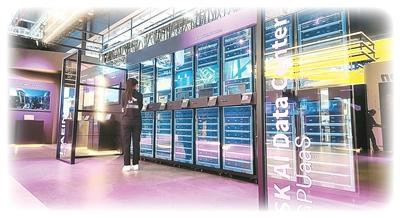 第八届进博会技术装备展区，韩国SK集团展位展出的AI数据中心。本报记者 林子涵摄