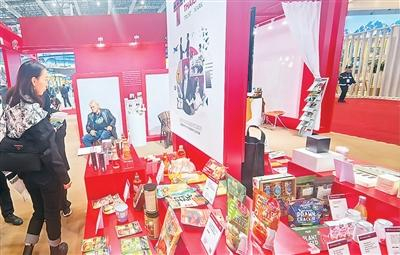 图为观众在第八届进博会上参观泰国品牌展台。受访者供图