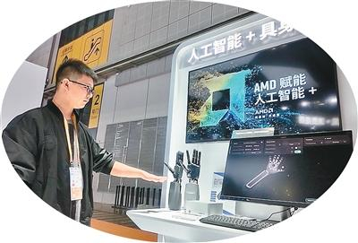 第八届进博会技术装备展区，参展商展示机器人灵巧手。本报记者 林子涵摄