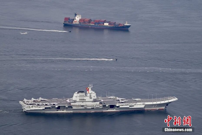 图为山东舰在香港海域行驶。中新社记者 李志华 摄