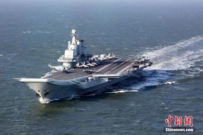图为辽宁舰正在航行。中新社发 张凯 摄
