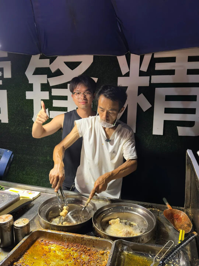 余斌和鸡排哥合照。  受访者供图