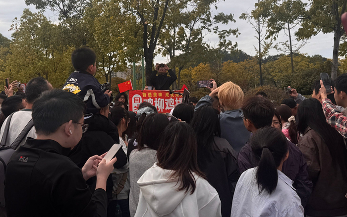 10月21日，鸡排摊前挤满了顾客。  新京报记者 熊丽欣 摄