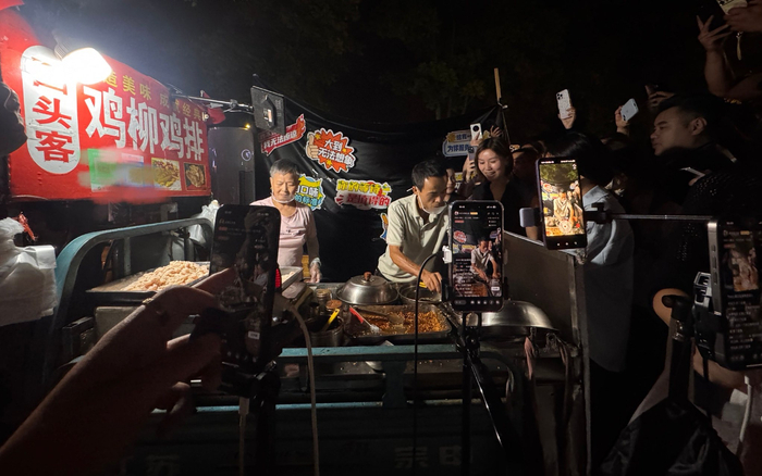 10月15日晚，鸡排摊前围满了顾客。  新京报记者 熊丽欣 摄