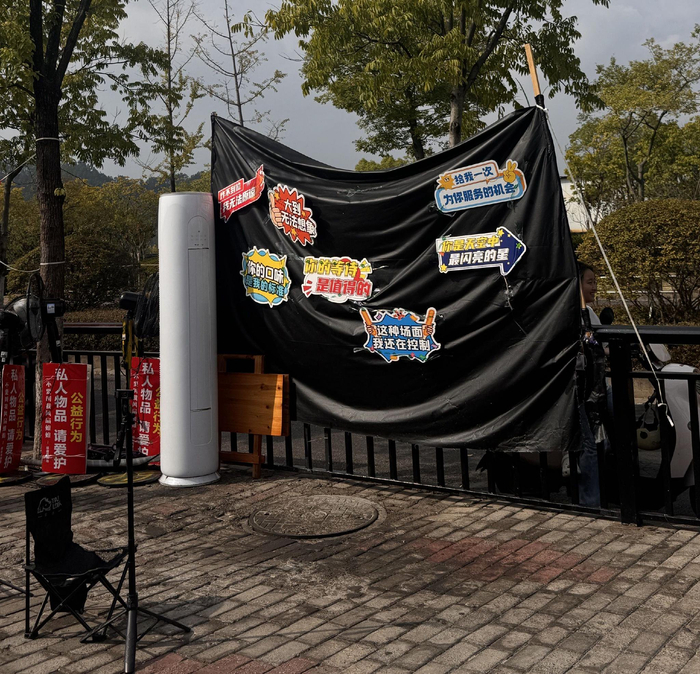 10月15日，鸡排摊，黑色的幕布上挂着鸡排哥的语录。  新京报记者 熊丽欣 摄