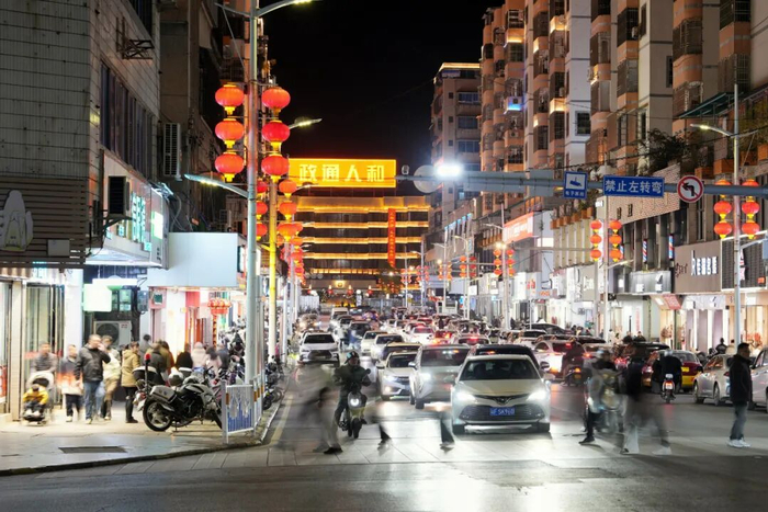 （资料图）2025年1月，广东南雄，大成街车水马龙。中新社记者 张祥毅 摄