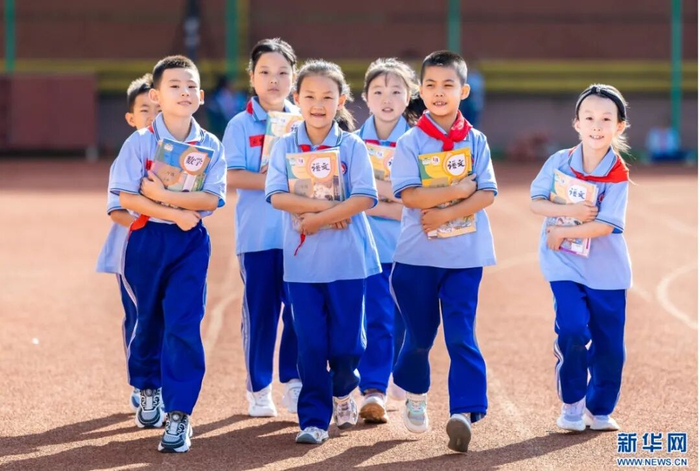 学生们领到新课本。新华网发(丁根厚 摄)