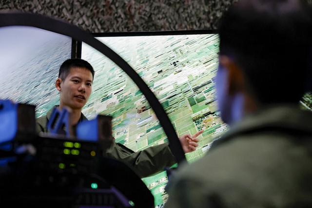 ↑空军航空兵某旅飞行员在进行模拟训练（2025年11月2日摄）。新华社发（谭巳成 摄）