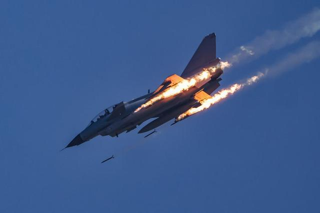 ↑空军航空兵某旅展开对地攻击训练（2025年6月22日摄）。新华社发（谭巳成 摄）