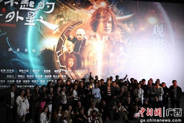 图为影片主创团队和影迷合影留念。林浩 摄