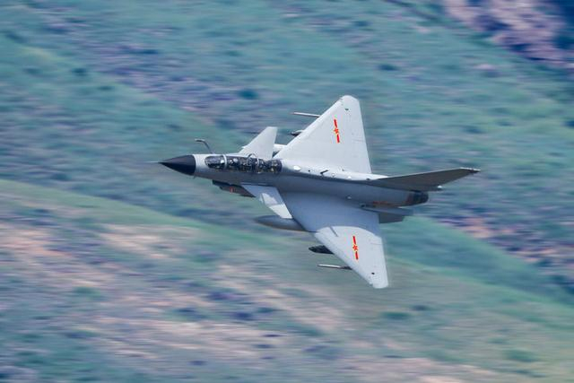 ↑空军航空兵某旅开展超低空山谷突防演练（2025年6月23日摄）。新华社发（谭巳成 摄）