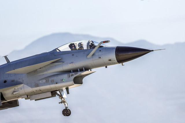 ↑空军航空兵某旅开展空中实战化训练（2025年1月2日摄）。 新华社发（谭巳成 摄）