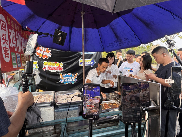 10月15日，鸡排摊前围满了各地赶来的主播。  新京报记者 熊丽欣 摄
