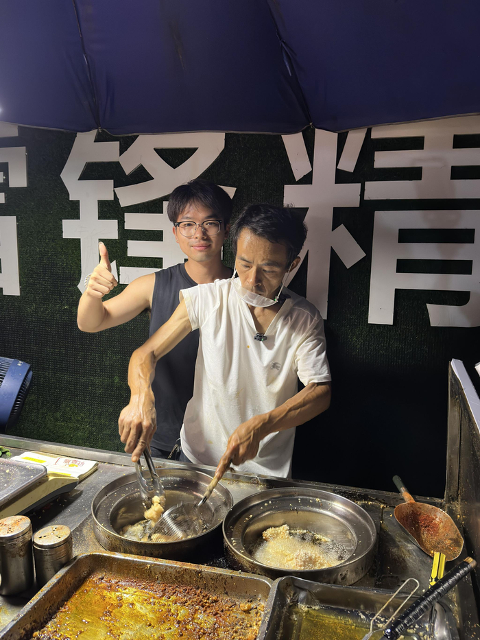 余斌和鸡排哥合照。  受访者供图