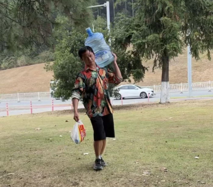 王小江在户外搭帐篷生活。  受访者供图