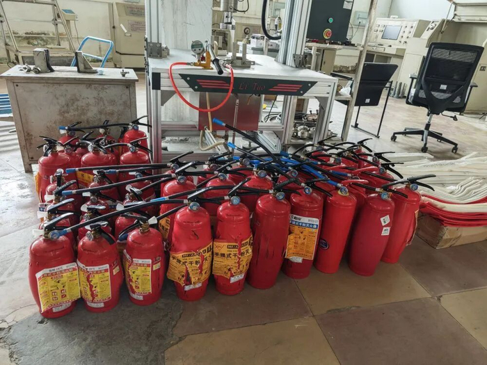 图为手提式干粉灭火器瓶体爆破试验后的样品状态。（广州质量检验研究院供图）