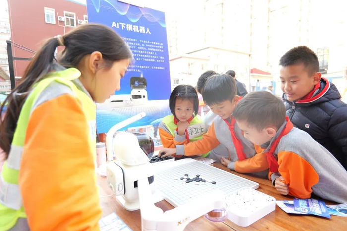 西中街小学的学生们与AI对弈五子棋。学校供图