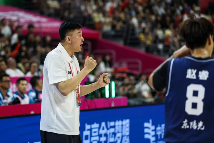 时隔12年广东再摘男篮金牌，杜锋从球员到教练成就三冠王