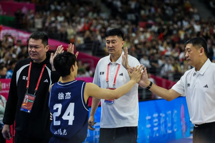 时隔12年广东再摘男篮金牌，杜锋从球员到教练成就三冠王