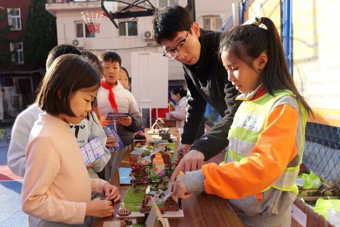 西中街小学科学社团、信息社团将所学转化为成果，向在场师生分享设计思路、展示创意成果。 学校供图