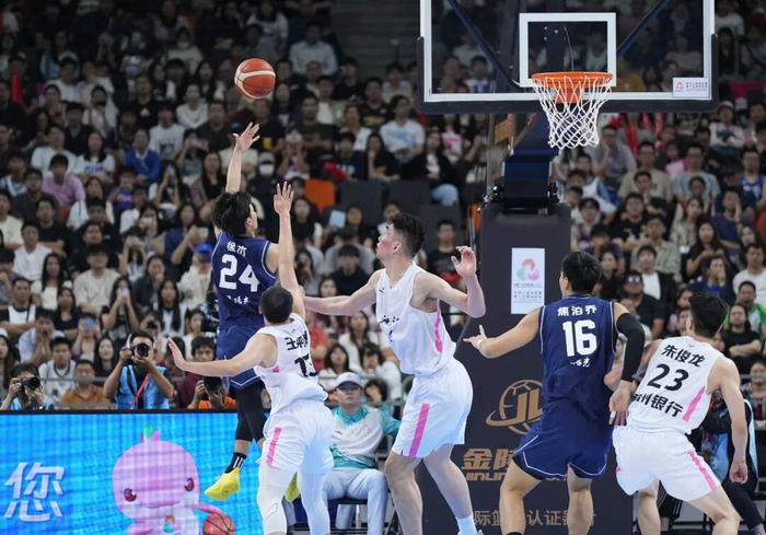 时隔12年广东再摘男篮金牌，杜锋从球员到教练成就三冠王