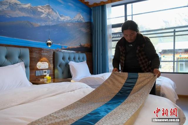 11月9日，西藏林芝巴松措景区结巴村村民索朗拉姆整理客房。她的客栈拥有15间客房。中新社记者 江飞波 摄