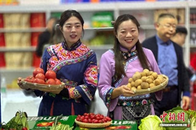 2025全国农商互联暨乡村振兴产销对接活动12日启动，参展商展示农产品。郭晓莹 摄