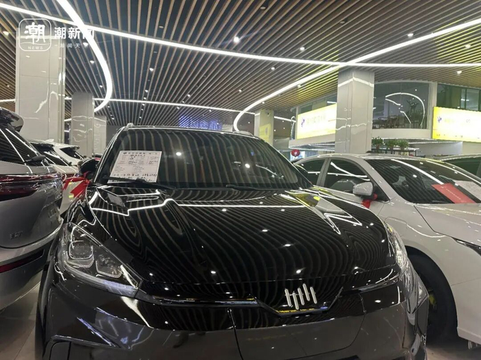 二手车市场，一款标价4.3万元的“烂尾车”。吴越/摄