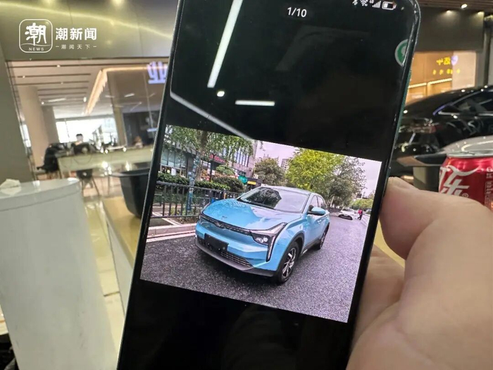 二手车商展示一款正在销售的“烂尾车”。 吴越/摄