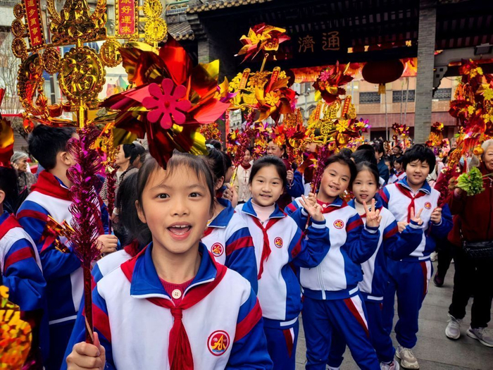开学日，佛山九小学生走出校园，亲身感受行通济的民俗传统。（资料图）