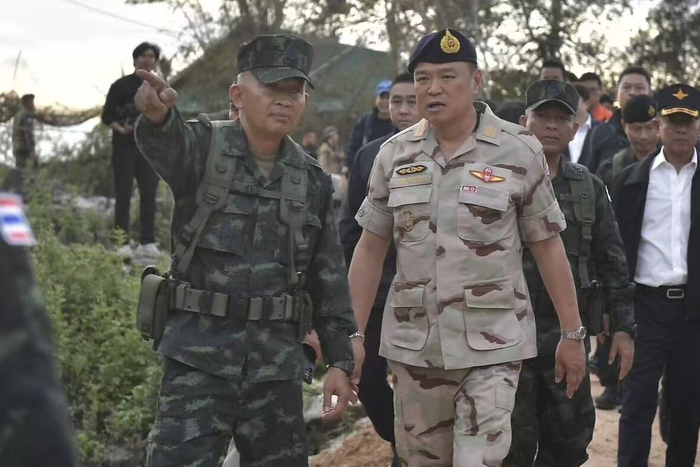 △泰国总理阿努廷在泰柬边境视察