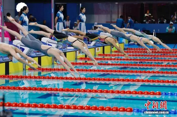 选手在比赛中出发