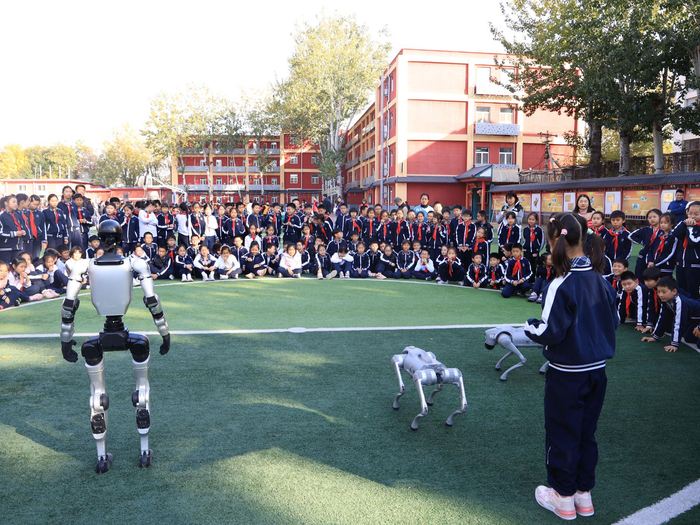 人形机器人与机器狗联袂献上炫酷舞蹈秀。学校供图