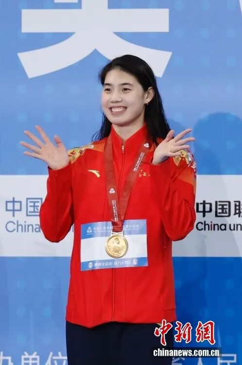 张雨霏在颁奖仪式上