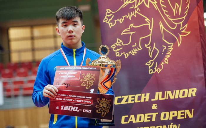 年轻时的于何一。