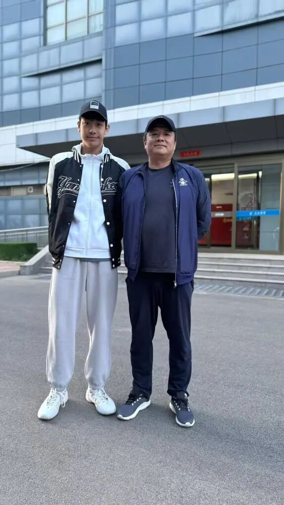 2025年5月,张展硕在山东省体育局训练中心与教练柳子谦合影。青岛市体育局供图