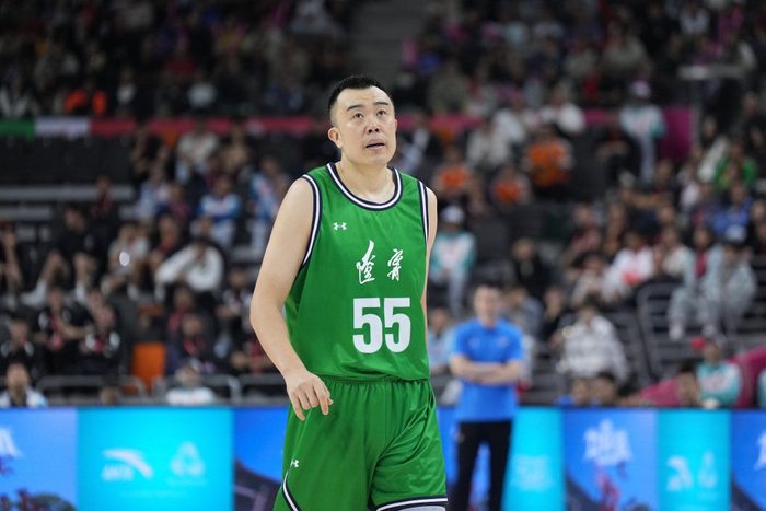 韩德君在全运会上选择复出，担当辽宁男篮的主力中锋。