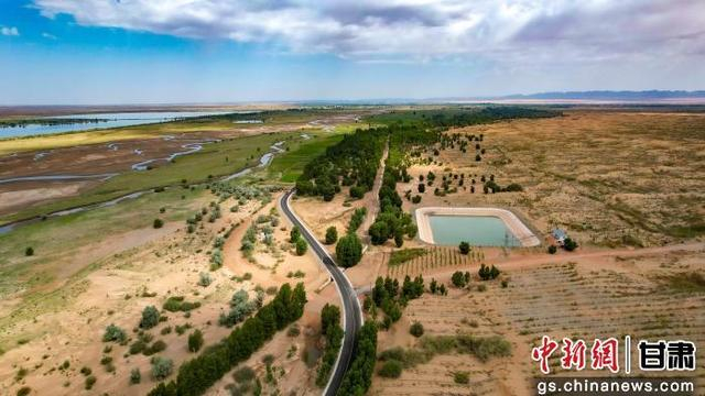 图为高台县胭脂堡滩修建的蓄水池灌溉设施。高台县委宣传部供图