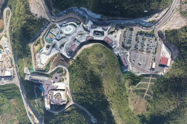 图：六安高速花江峡谷大桥配套的云渡服务区