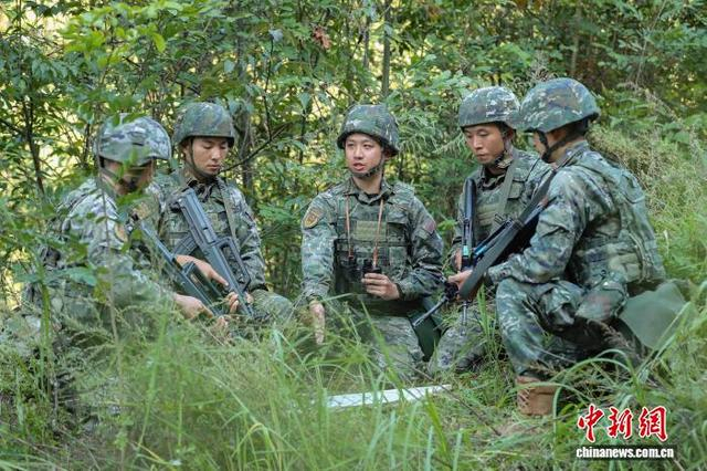 图为武警官兵进行地形分析。李东 摄