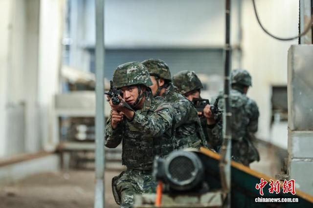 图为武警官兵进行协同处置训练。李东 摄 