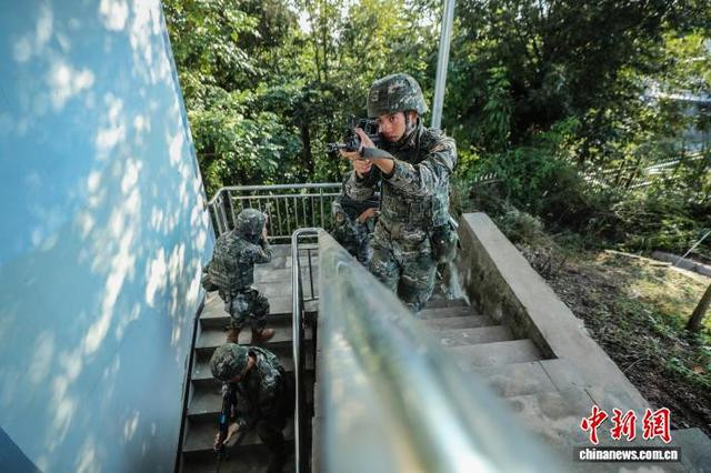 图为武警官兵展开搜索行动。李东 摄