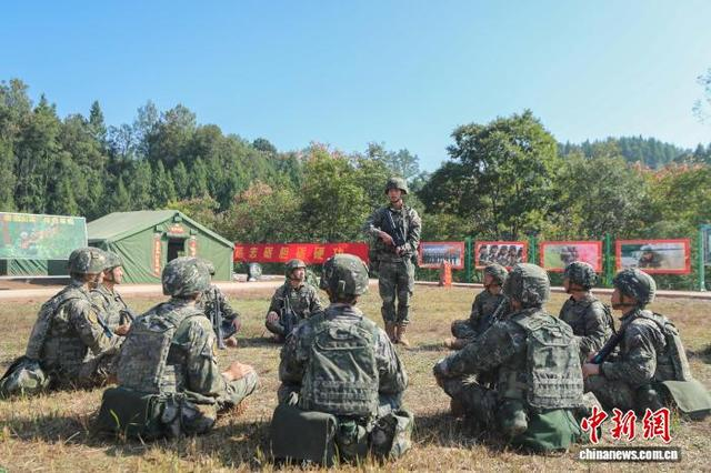 图为武警官兵交流驻训心得。李东 摄